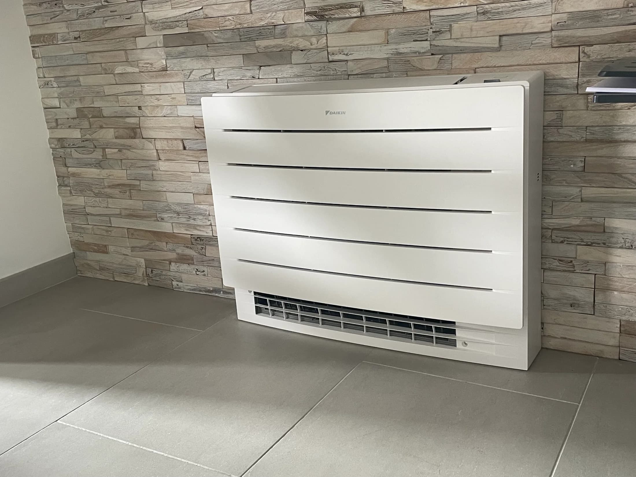 Climatisation console en partie basse.